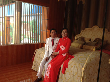 Tạc[-]tượng[-]vợ[-]phụ[-]bạc[-]và[-]thói[-]chơi[-]xa[-]xỉ[-]của[-]“đại[-]gia”[-]Lê[-]Ân